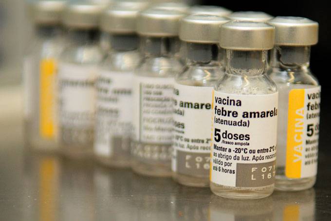 Com poucos fabricantes, vacina de febre amarela tem estoques no limite